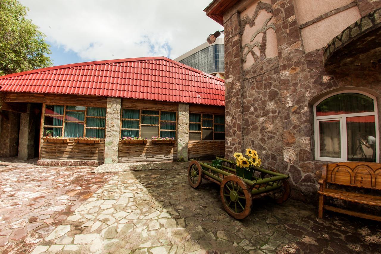 Hotel Edem Karaganda Bagian luar foto